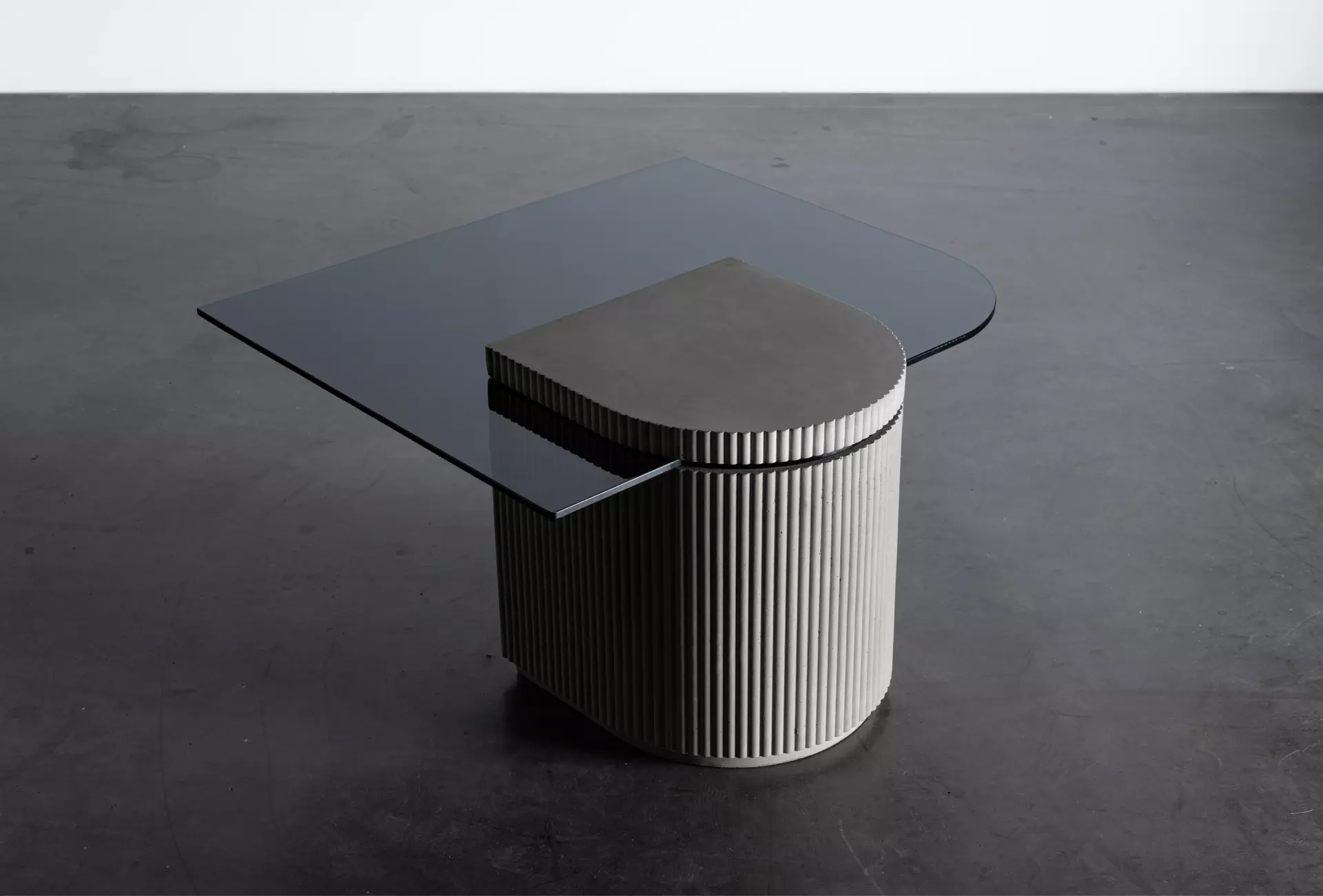 Concrete coffee table Bertrand Jayr with reversible glass tray