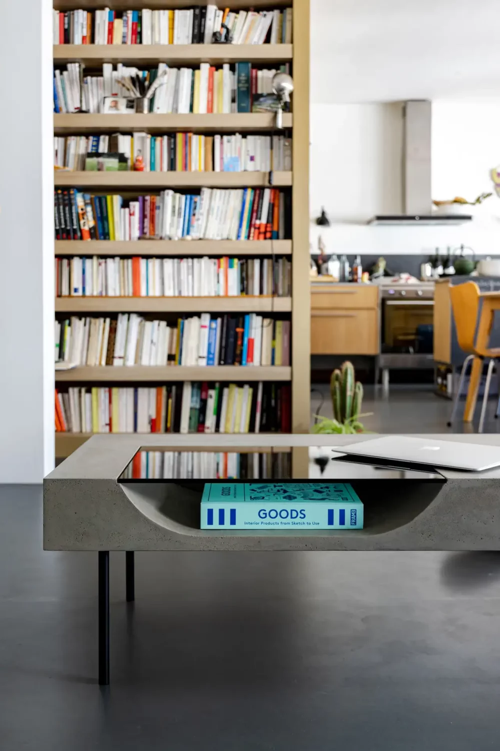 Table basse moderne en béton avec une niche de rangement du designer Bertrand Jayr pour Lyon béton