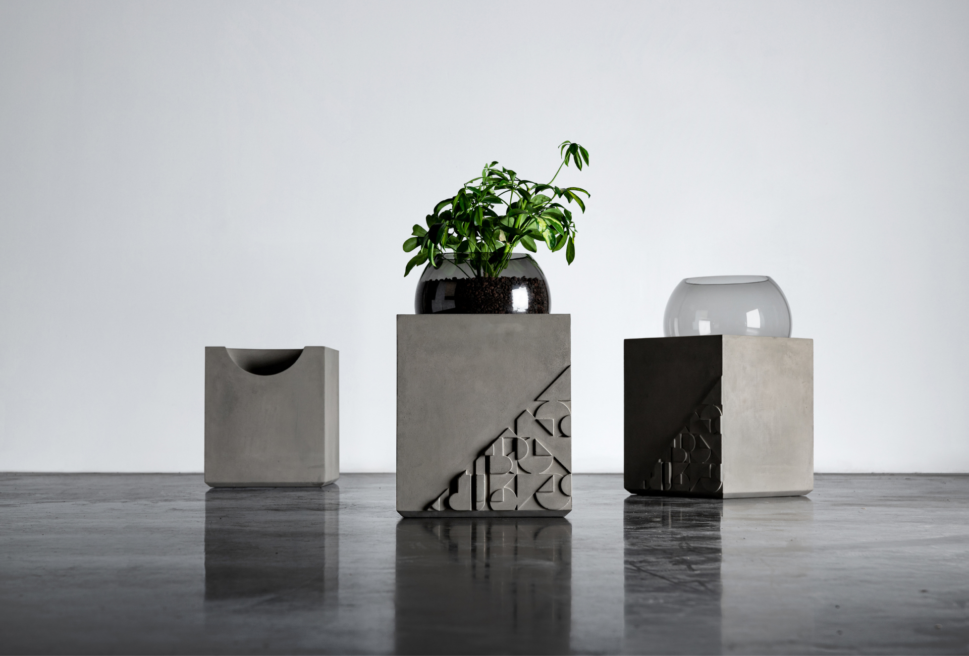 Concrete pedestal table integrating into a glass globe whose use remains to be imagined. A hybrid and unique furniture by designer Bertrand Jayr for Lyon Concrete.