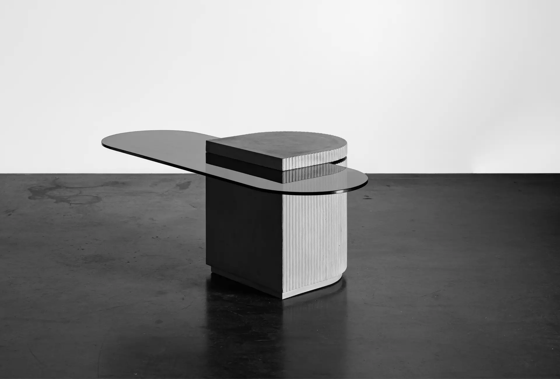 Concrete coffee table Bertrand Jayr with reversible glass tray