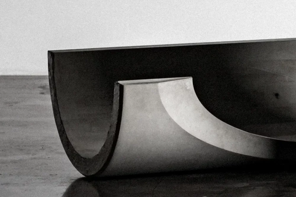 Zoom on the concrete shell that covers the metal foot of the Sharp dining table by designer Bertrand Jayr