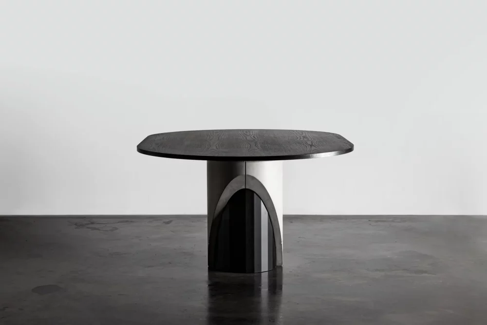 Détail brutaliste de la coque en béton qui recouvre le pied en métal de la table de repas Sharp par le designer Bertrand Jayr