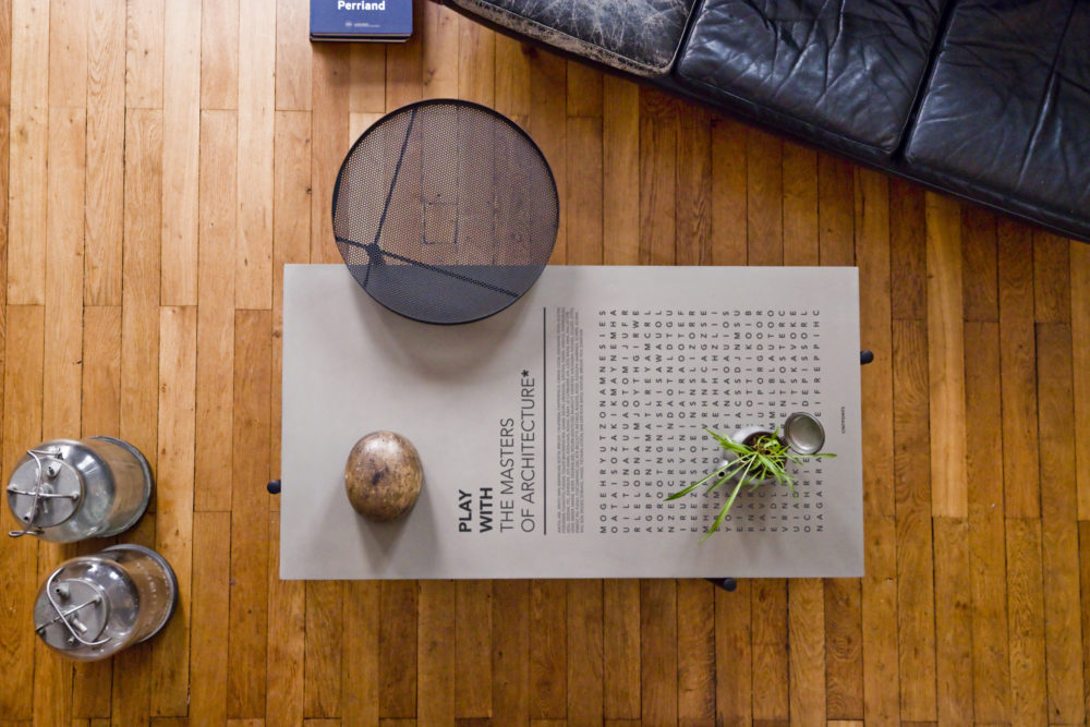 Le plateau en béton de notre table basse imprimé d'un visuel créer par CinqPoints