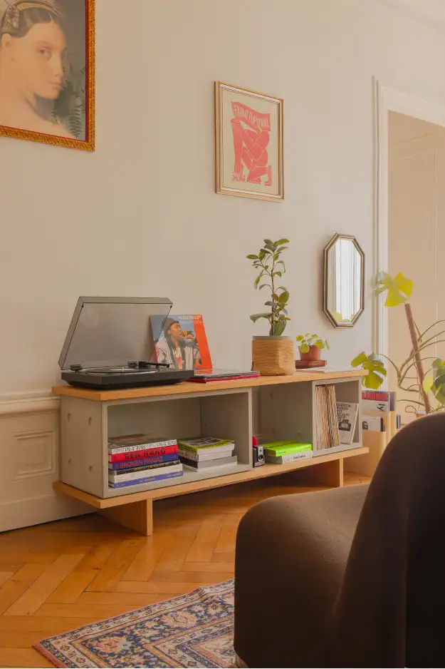 Modular shelving system in a bright contemporary interior — Lyon Béton