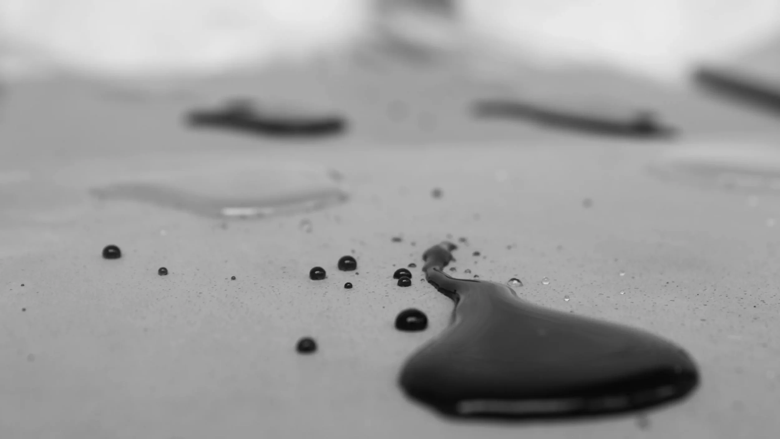 Liquid stain on concrete surface, concrete furniture care — Lyon Béton