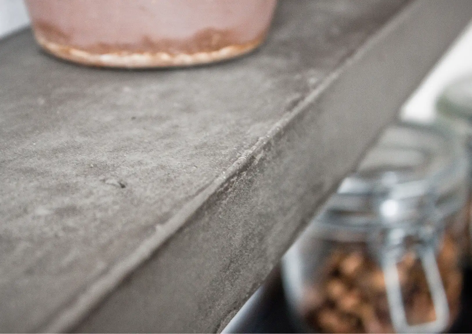 Edge detail of a concrete shelf showing natural texture and raw finish — Lyon Béton