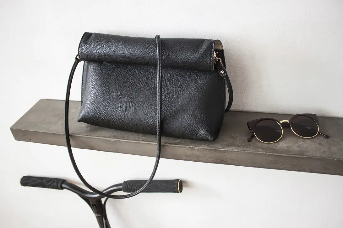 Sliced 900 concrete shelf with black leather bag and sunglasses — Lyon Béton